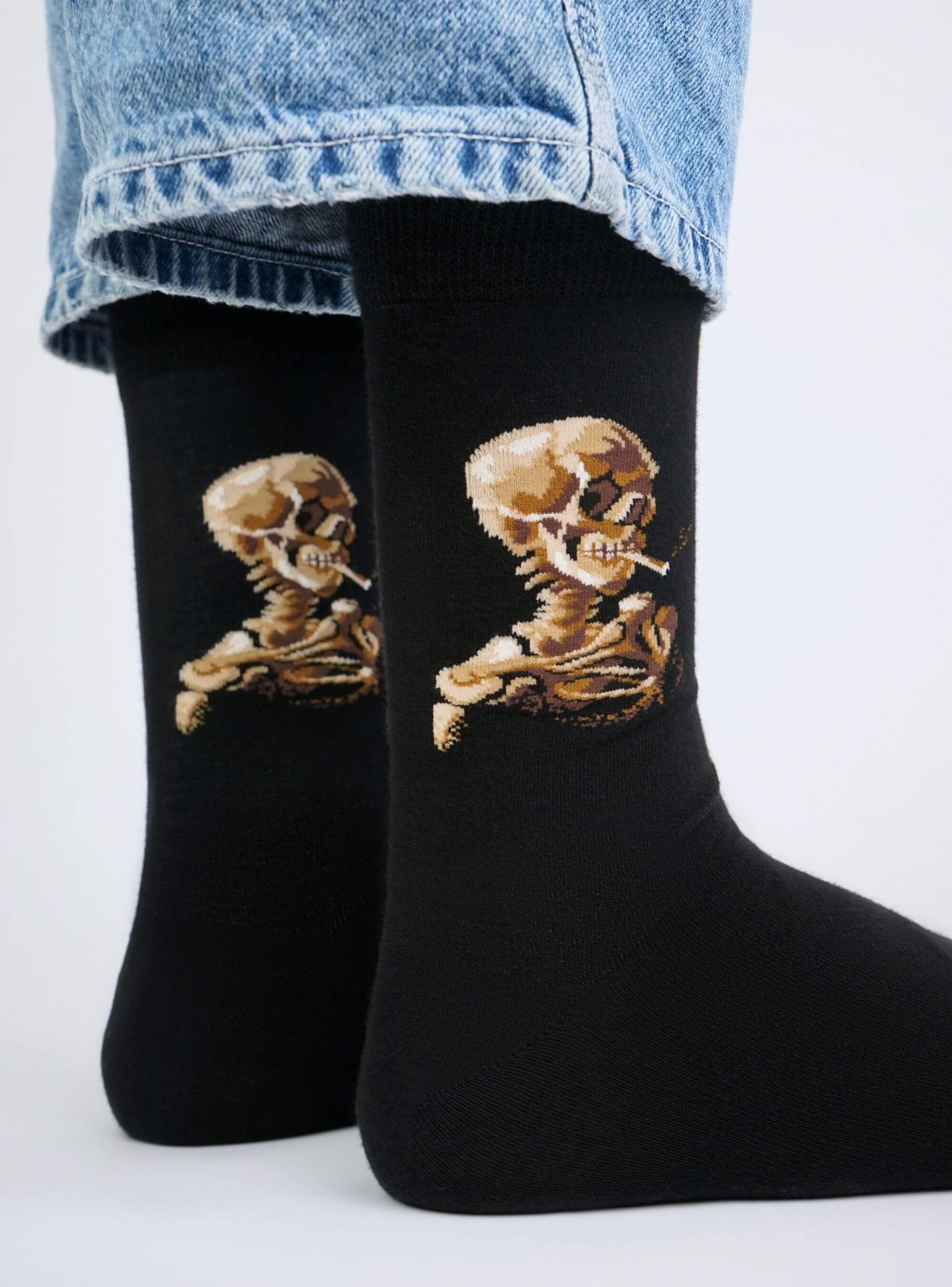 Schädel eines Skeletts mit brennender Zigarette