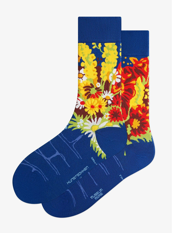 Vaas met bloemen tegen muur sokken van Charley Toorop, uit de collectie van Museum MORE