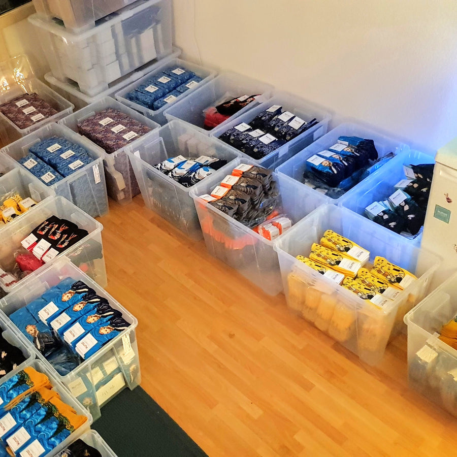Kisten voller Socken in Takos Wohnzimmer, Dezember 2020
