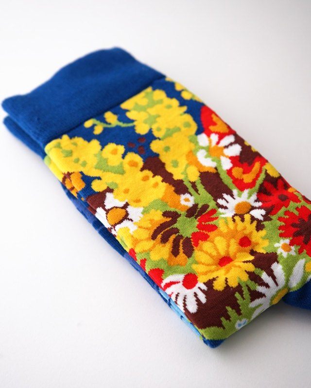 The bunch of flowers around the leg, the wall in blue on the foot.