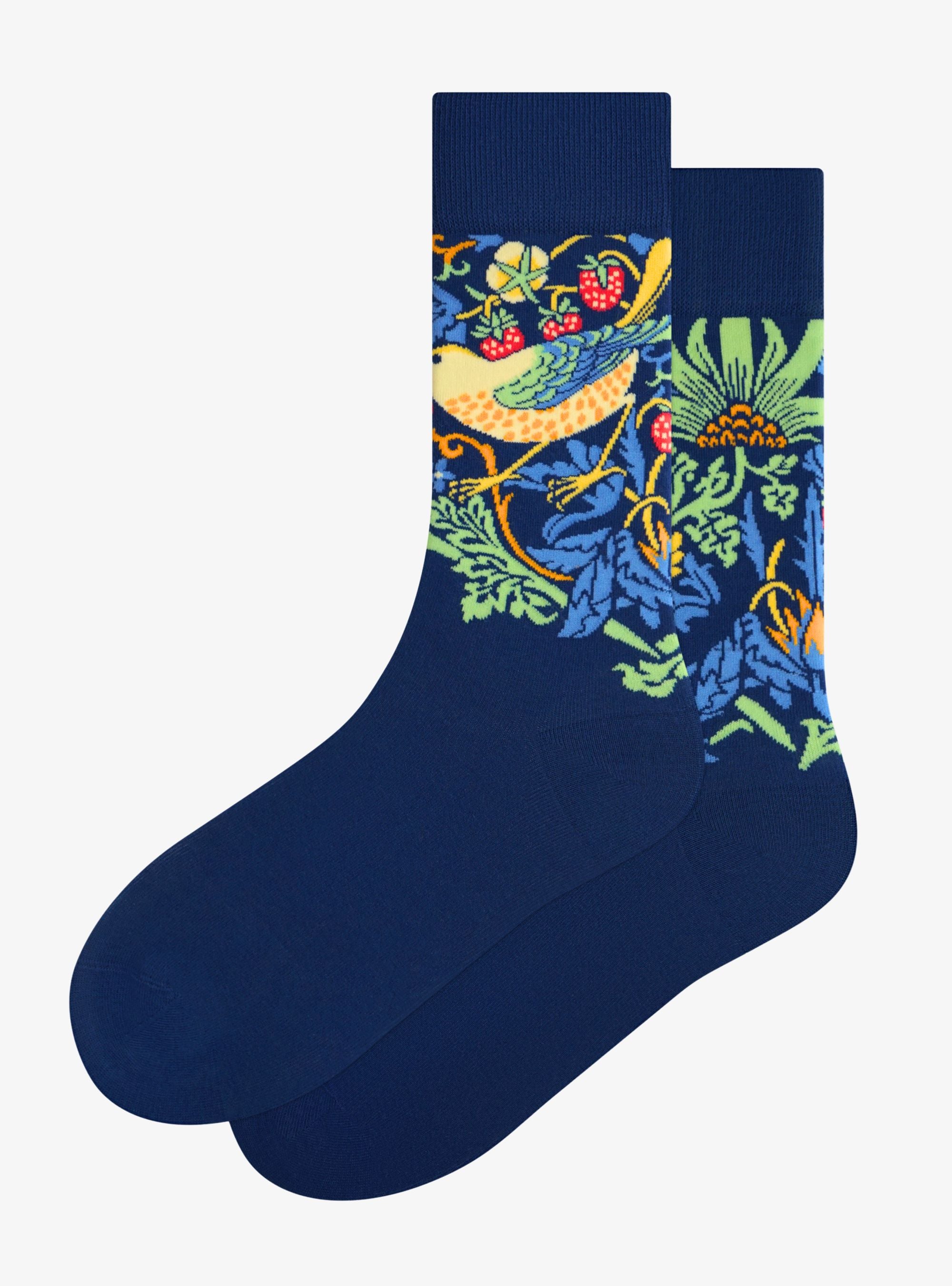 Strawberry Thief Socken von Kunstsokken nach William Morris, Indigoblau mit Drosseln und Erdbeeren